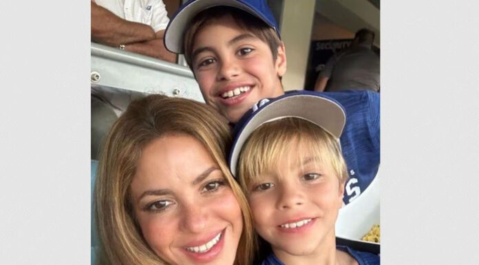 Shakira vive divertida “tragedia navideña” junto a sus hijos Shakira vive divertida "tragedia navideña" junto a sus hijos