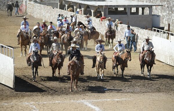 Festejan a los paisanos en el lienzo charro Pancho Villa de Silao