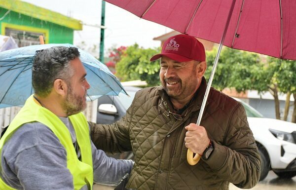 Vecinos de Tuna Mansa en Silao reciben calentadores solares