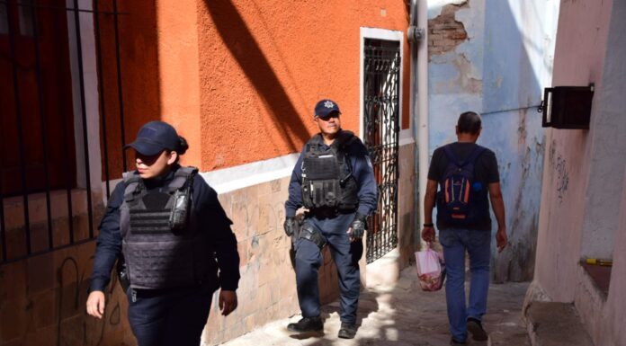 Policía capitalina entrega al INM a dos extranjeros