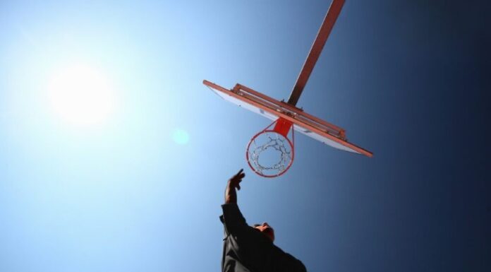 Hacía un video para sus redes: influencer cae y muere tras golpe en la cabeza