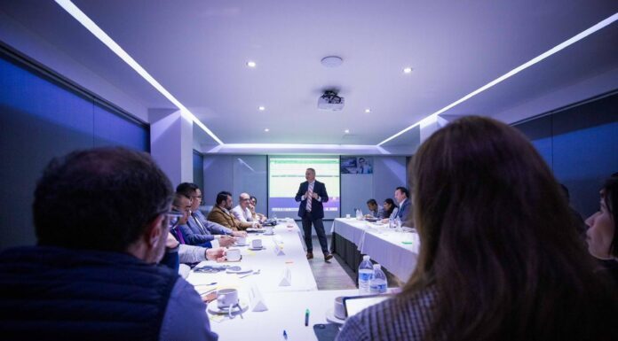 Se reúnen expertos en energía con equipo de Libia Dennise