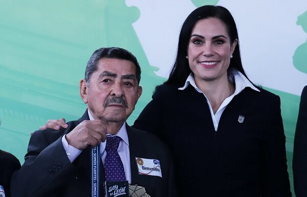 Recibe ‘SOY DE LEÖN’ el maestro Andrés Balcázar por su compromiso con la educación