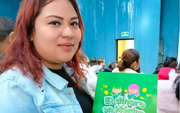 Maestras y maestros de primaria alta en el sureste del estado, reciben capacitación en el curso “El Dinero en México”, por el Banco de México.