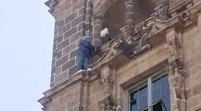 Hombre amenazó con arrojarse desde Palacio del Ayuntamiento en CDMX; es rescatado