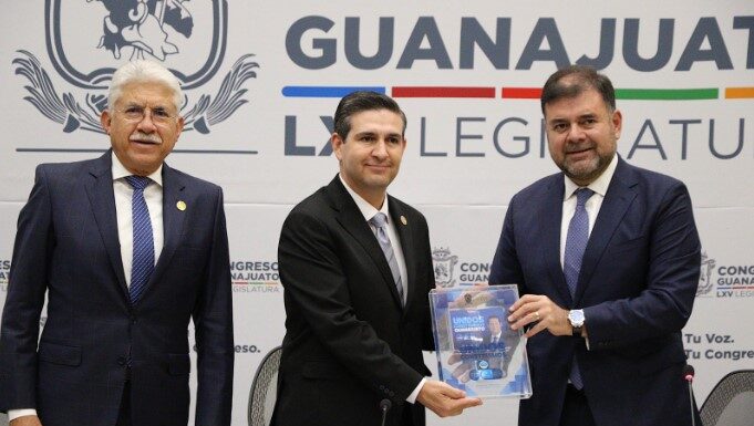 Recibe el presidente del Congreso del Estado el VI Informe de Gobierno