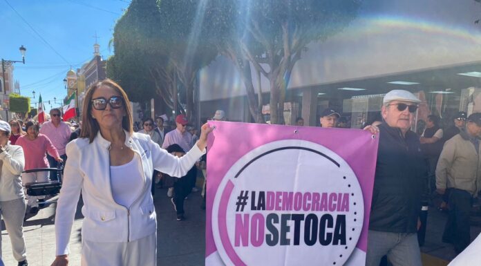 Vestidos con colores rosa y blanco, más de 10 mil leoneses salieron este domingo para participar en la Marcha Nacional por la Democracia.