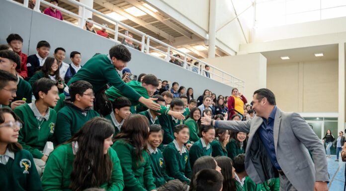 Mauricio Trejo entrega más becas a estudiantes en San Miguel