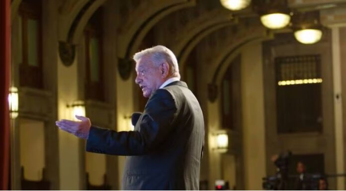 AMLO descarta comprar Telmex tras afirmaciones de Slim