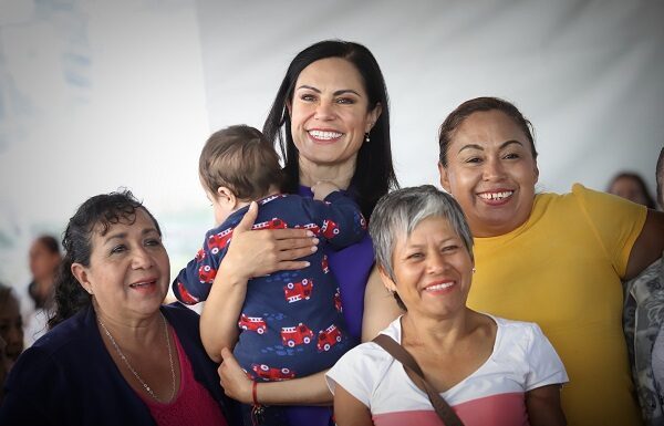 Ale Gutiérrez sostiene conversatorio con mujeres leonesas