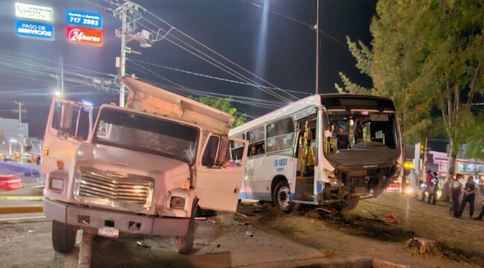 Deja 17 lesionados choque de camión urbano en León