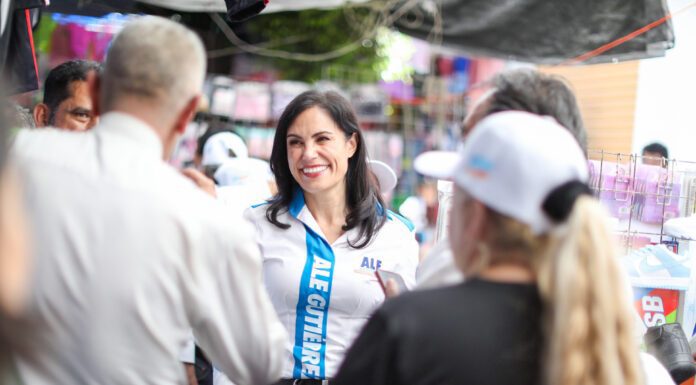 Ale Gutiérrez escucha a vecinos en mercado San Juan Bosco