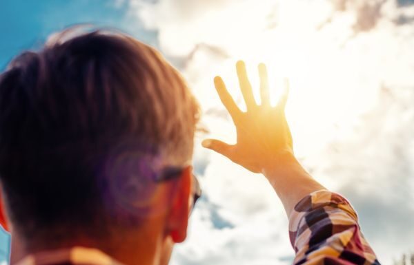 León bajo un sol hostil y, sin agua