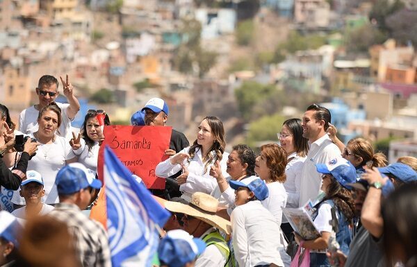 Comerciantes del parador turístico El Pípila van con Samantha Smith