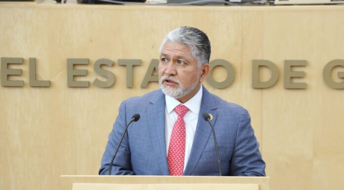 Buscan proteger el derecho de los profesionistas a negar sus servicios