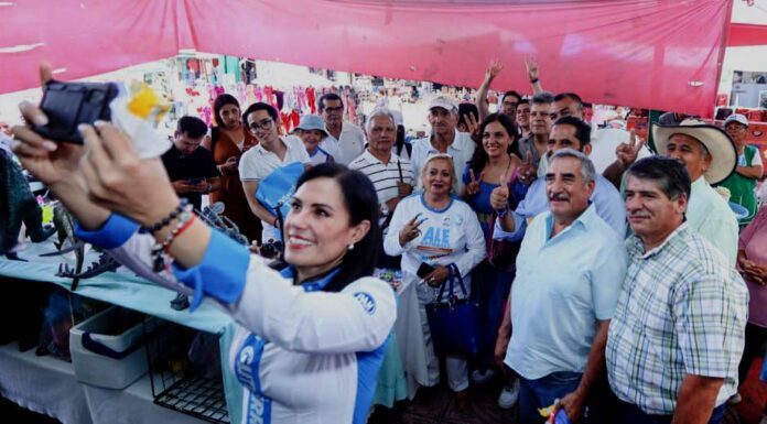 Ale Gutiérrez recorre el mercado Carro Verde; comerciantes la respaldan