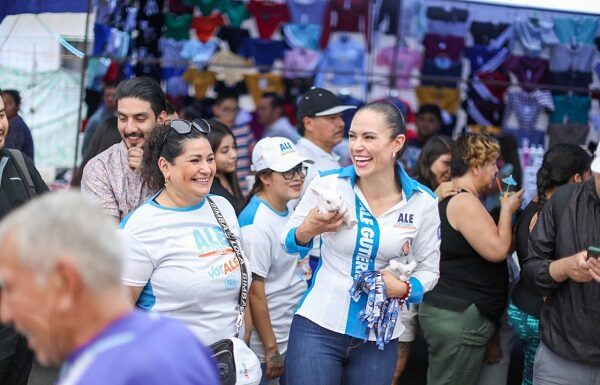 Ale Gutiérrez recorre el tianguis de Villas de San Juan