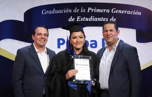 Egresa la primera generación de la Prepa Pro en leon