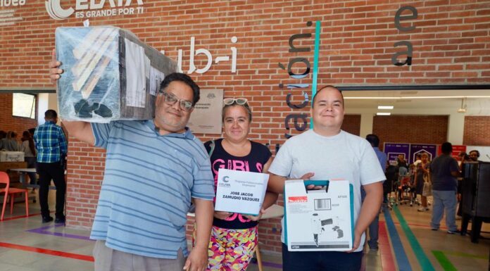 Entregan maquinaria para emprendedores de Celaya