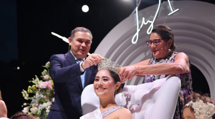 Alejandro Navarro corona a reina de las fiestas en la capital