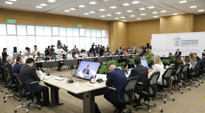 Entre canapés de salmón, alcaparras y otros datos, comparece Zamarripa ante diputados