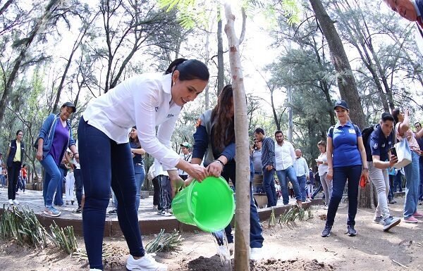 Supera León meta de plantar arbolitos
