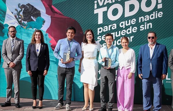 Entregan reconocimiento a pequeño genio leonés