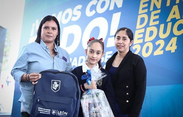 Entrega municipio de León paquetes de útiles escolares