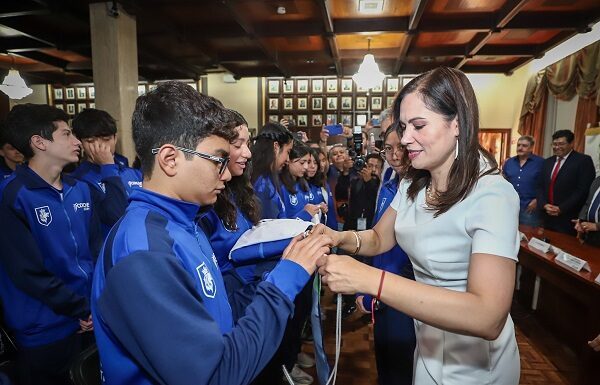 Abanderan a jovenes deportistas quienes representarán a León
