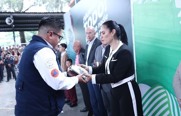 Entrega Ale Gutiérrez reconocimiento a elementos de protección civil