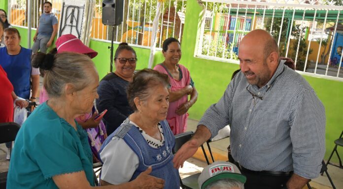 Mantiene Carlos García cercanía con ciudadanos de Silao
