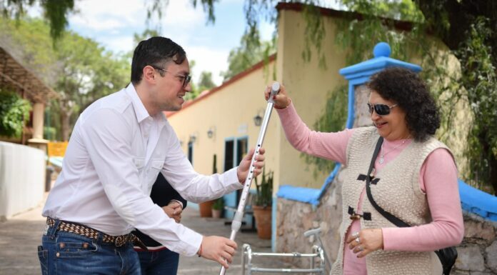 Encabeza Saúl Navarro entrega de silla de ruedas y bastones en comunidades