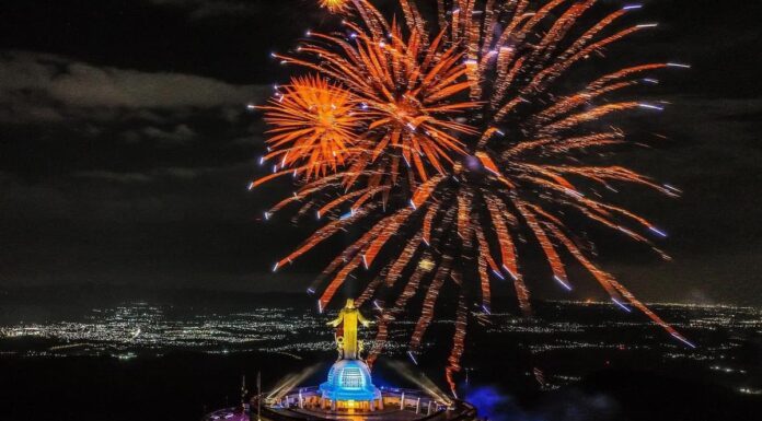 Llena de luz al Bajío el Cristo Rey de la Montaña
