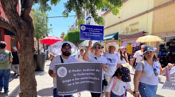 Más de mil personas marchan contra reforma judicial en León