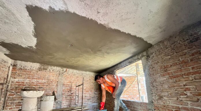 Gobierno capitalino construye 22 techos firmes en un mes