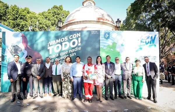 A nombre de leoneses, Al Gutiérrez entrega 2 MDP a Cruz Roja