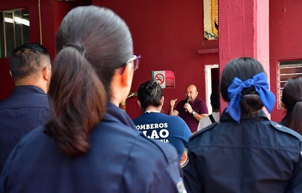 Reconoce Carlos García a valor y compromiso de bomberos en Silao