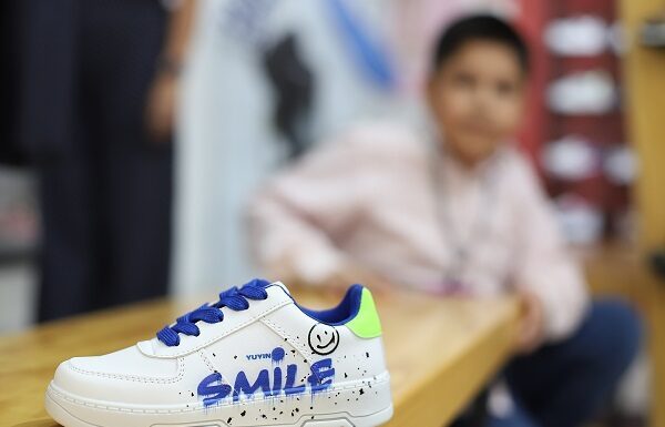 Entregan donación de zapatos a niños de casas hogar en León