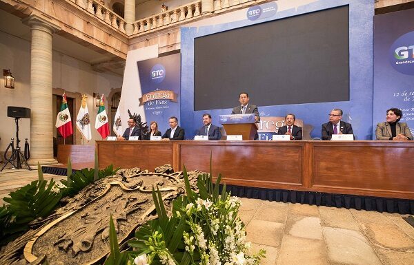 Entrega Diego Sinhue nuevas notarías en Guanajuato