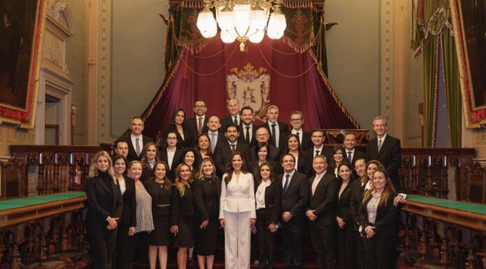 Presenta gobernadora electa gabinete