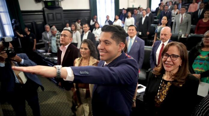 Emmanuel Reyes Carmona asume escaño en Senado de la República