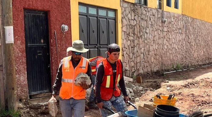 Pavimentan callejón del Erizo en Valenciana