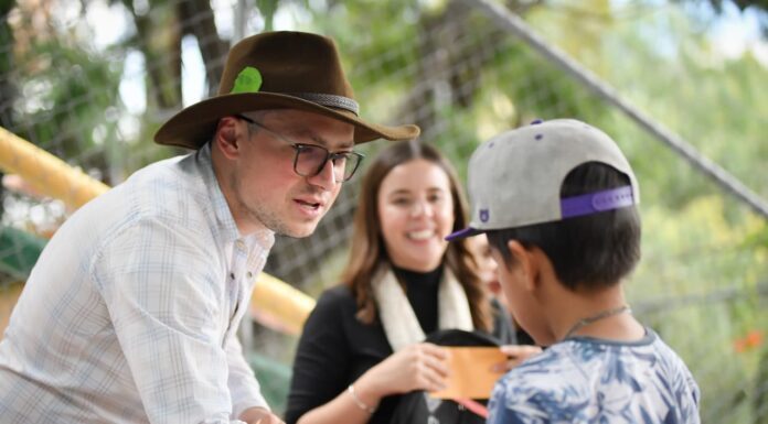 Entrega DIF capitalino 100 becas a estudiantes con buenos promedios
