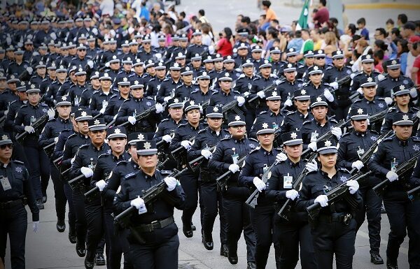 Más de 2 mil personas participan del desfile revolucionario