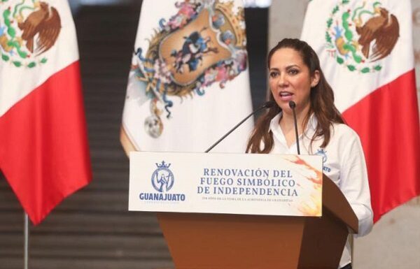 Renueva gobernadora fuego simbólico de la Alhóndiga de Granaditas