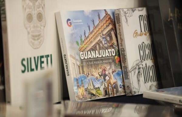SECTUR dona acervo bibliográfico a la Universidad de Guanajuato