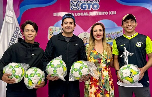 Entrega Melanie Murillo equipo deportivo a ligas en Silao