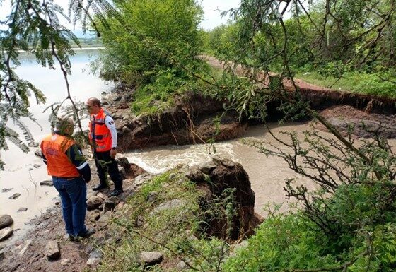 Se rompe bordo en Pénjamo por fuertes lluvias