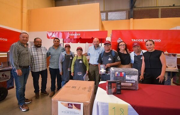 Entrega Carlos García apoyos a emprendedores de Silao