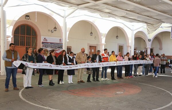 Refrenda Carlos García compromiso con la educación de Silao